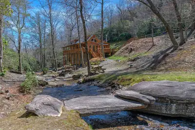 Image de Accueil De Bord De Ruisseau: À PROXIMITÉ Du Ruisseau / À PROXIMITÉ De La Ville / Hot Tub / Trails / Pets Ok