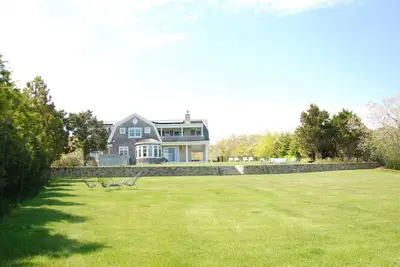Image de Retraite familiale parfaite avec vue sur l'océan, piscine chauffée et accès à la plage privée!