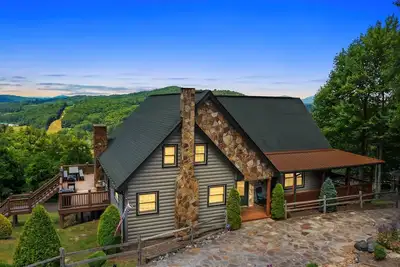 Image de A Home Sweet Home-Cabin w / vues, bain Ă remous, table de billard, Wi-Fi, Fire Pit & More