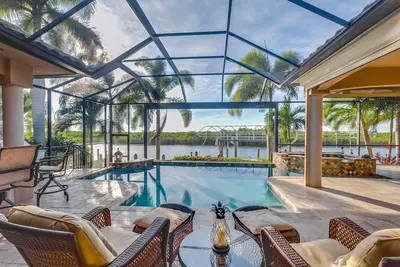 Surfside Home de luxe avec vue sur l'eau, piscine chauffée et spa, 3 chambres spacieuses