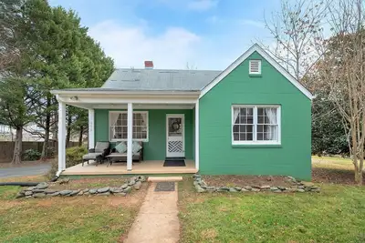 Image de Cottage confortable au centre-ville de Crozet | Marcher à tout Animaux acceptés