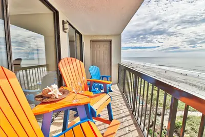 Image de Vue Incroyable Balcon de 16 \"Directement sur la plage piscines intérieure et extérieure