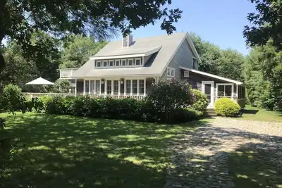 Image de 'Sea Glass Cottage', près de Edgartown et South Beach, à pied de Great Pond