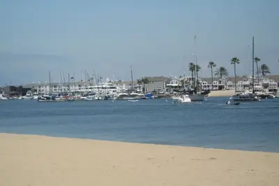 Image de Newport Beach Cottage étapes du sable de l'océan et de la baie