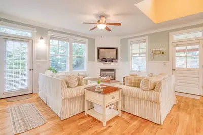 Image de Amenities Galore in Olivia Beach Cottage, Hot Tub, King Suite!