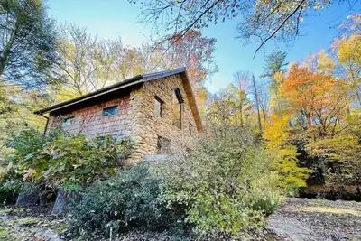 Stone Cottage Creekside avec jacuzzi - nouvellement disponible