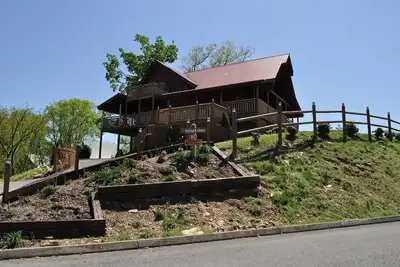 Image de Eagle's Nest: cabine de luxe avec vue à quelques minutes du cœur de Pigeon Forge