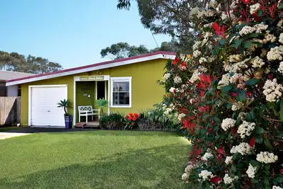 Image de Maison de plage classique acceptant les animaux de compagnie avec immense cour arrière, cuisine moderne et salle de bain