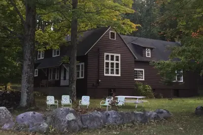 Image de Big Maison Rustique sur 5 hectares Ă travers la rue de Little Glen