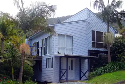 Image de Jacaranda House oĂą la plage rencontre la forĂŞt tropicale