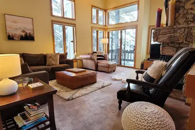 Image de Belle maison à flanc de montagne avec plafonds voûtés et cheminée