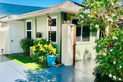 Image de Romantique privée Garden Cottage à distance de marche de la plage!