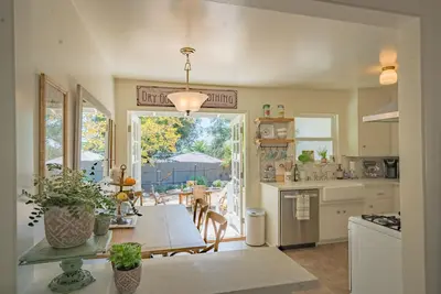 Image de Cozy Southern California Lavender Cottage Sierra Madre