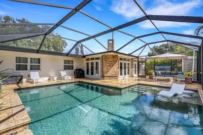 Image de Superbe maison privée avec une superbe piscine chauffée