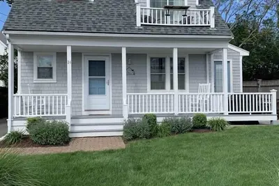 Promenade à la plage ou vous détendre sur le balcon de cette Belle Location!