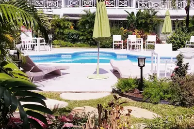 Condo moderne à la Barbade avec Wifi, à pied de la piscine, à quelques pas de la plage