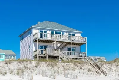 Image de Profitez de levers de soleil spectaculaires dans cette maison 4 Oceanfront Br à North Topsail - Sundog