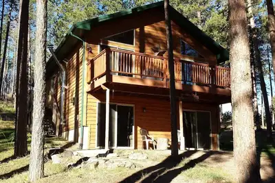Image de Maison moderne Black Hills niché dans les pins près du magnifique lac Pactola