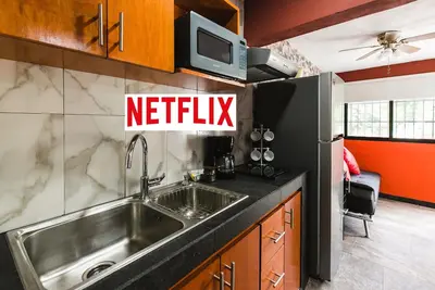 Image de Nouveau! Apte. w \/ mini terrasse, Netflix, refroidisseur à vin, etc. . 9 mi. du carré central