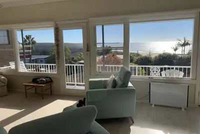 Image de Vues spectaculaires sur l'océan depuis ce parfait Beach House des années 60 mis à jour