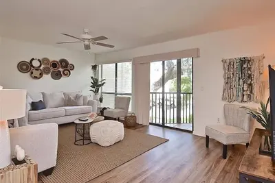 Image de Belle maison de ville tropicale à Bay Oaks - Regardez Dolphin dans la baie! Unité B62