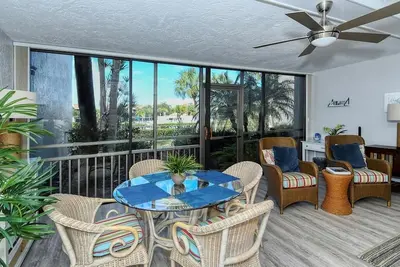 Image de Firethorn 611 - Condo 2 chambres avec plage privée avec chaises longues et parasol fourni, 2 piscines, centre de fitness et courts de tennis.