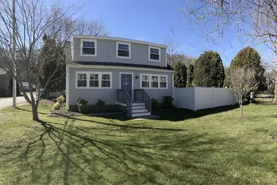 Image de Nouvelle belle maison à quelques pas de la rivière Narrow.