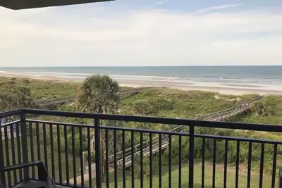 Image de Direct Oceanfront Top Floor 2/2 Condo sur la plage à BareFoot Trace # 413