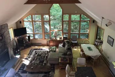 Image de Maison de 2 et 1/2 étages dans les bois et à quelques pas de Moose Pd et des minutes de Shawnee Peak!