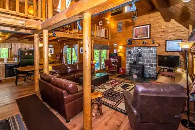 Image de Luxury Log Home, Près Story Land, Super Clean, Vues, ​​Piscine In \/ Out & Fitness.