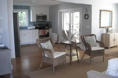 Image de Maison confortable et Cottage séparé à pied de l'eau