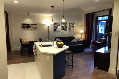 Image de condo rénové avec les meilleures vues du village