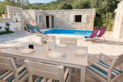 Image de La pittoresque maison de vacances en pierre avec piscine privée