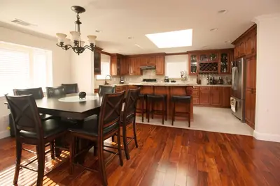 Image de Maison Nouvellement Construite Dans Le Secteur De La Baie Pour Vacances Ou Affaires