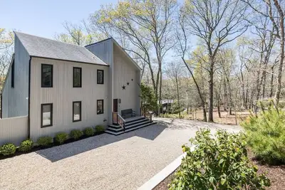 Image de Location d'été moderne et rénovée à East Hampton-minutes de la plage