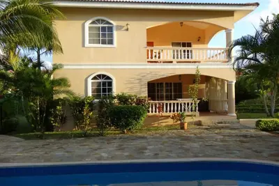 Image de Villa 3bd avec piscine privée, accessible aux clients et à distance de marche de tout