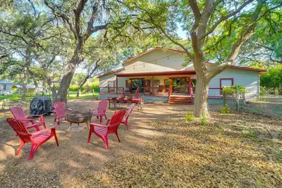 Image de Nouveau! Charmante \"Villa Cardinale Cabin\" Ă Helotes!