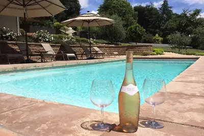 Image de Belle maison et chalet avec piscine, pétanque et salle de jeux près de la place Sonoma