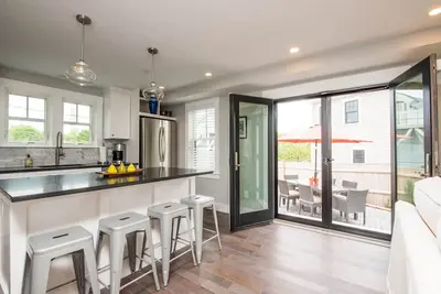 Image de Nouvelle maison de ville, 1 bloc commercial, 2bd / 2ba, Fp, parking, patio extériorisé