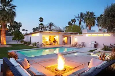 Image de Meiselman privé moderne du milieu du siècle avec vue et superbe piscine d'eau salée
