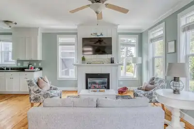 Image de Two-Bedroom, Two Bath Condo Near French Café Has Sweet Décor and Amenities!