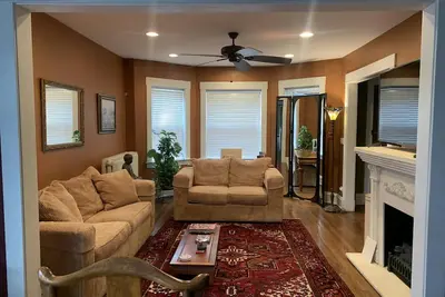 Image de Oak Park Beauty - Navette facile à faire pour Chicago jusqu'à 8 personnes