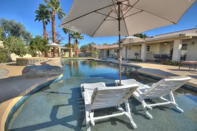 Image de Grande propriété avec piscine privée et spa!