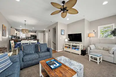 Image de Captains View Villas 1- spacieuse maison de ville du centre-ville pour 12 personnes, 4 br / 3. 5 salles de bains / 3 parking. Ez pied de la plage et planches! Will louer à des groupes en Juin seulement.
