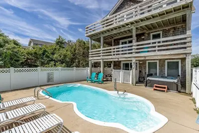 Image de Héron bleu | 955 pieds de la plage | Piscine privée, bain à remous | Nags Head