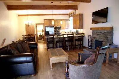 Image de 4br 2. 5ba Condo Foyer Au Bois Poutres Exposés Plancher De Bois Franc Personnalisé