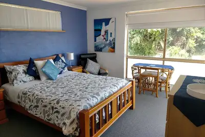Image de Mediterranean Apt: Ocean Views Sleeps 6 - Spacious- Families - Couples - Beach