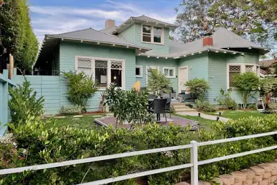 Image de Grande chambre disponible dans un beau manoir victorien à Santa Monica