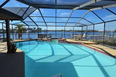 Image de Accueil sur l'eau w \/ piscine et d'un quai