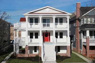 Image de Brand New 8 Bedroom 5+ bath Conçu pour les familles nombreuses avec 3 suites privées